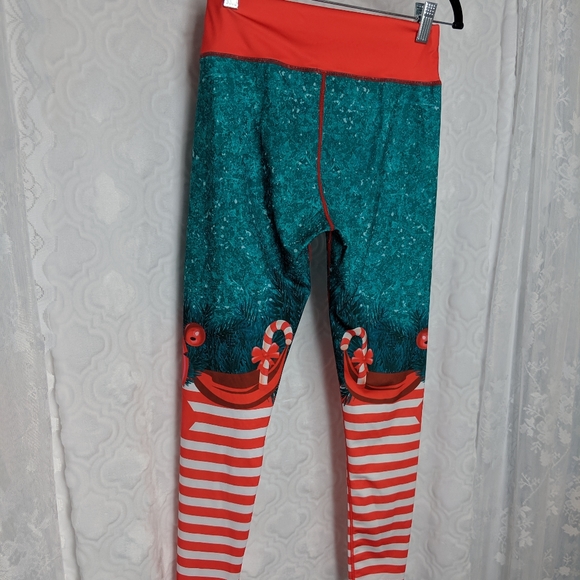 High-waist Candy Stripe Christmas Workout Leggings - Picture 5 of 7